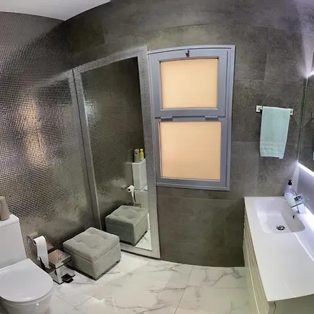 Penthouse In The Sea, Tauro *